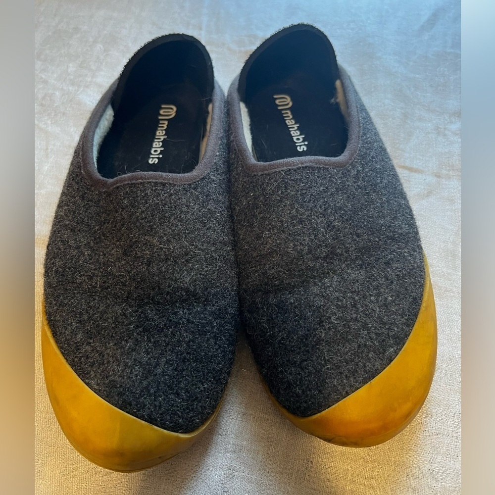 Mahabis Classic Curve Slipper in 7 1/2. Gray and yellow. Fall/winter. Cozy